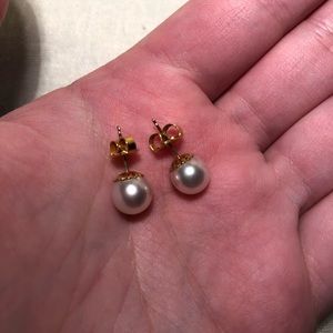 Simple pearl studs